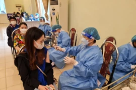 Tiêm vắc xin tại trường THPT Nguyễn Bỉnh Khiêm, Hà Nội. Ảnh minh họa.