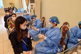 Tiêm vắc xin tại trường THPT Nguyễn Bỉnh Khiêm, Hà Nội. Ảnh minh họa.