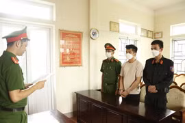 Cơ quan Cảnh sát điều tra Công an  tỉnh Hà Tĩnh đọc các quyết định khởi tố và lệnh bắt đối với Nguyễn Bảo Minh Hoàng (ảnh: Công an tỉnh Hà Tĩnh).