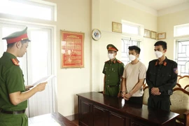 Cơ quan Cảnh sát điều tra Công an  tỉnh Hà Tĩnh đọc các quyết định khởi tố và lệnh bắt đối với Nguyễn Bảo Minh Hoàng (ảnh: Công an tỉnh Hà Tĩnh).