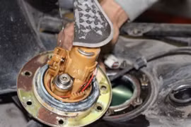 Ô tô để gần cạn bình xăng mới đổ sẽ tiềm ẩn điều gì?