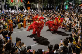 Trung tâm Hà Nội đông kín người đi chơi Trung Thu