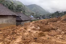 Quảng Ngãi: Đồi lở, cả làng chìm trong đất đá