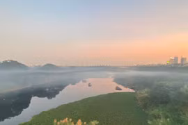 Đốt rác, khói giăng kín cầu Long Biên