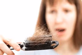 Nguyên nhân khiến tóc rụng từng búi vào mùa đông