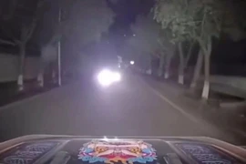 Bật đèn pha ô tô sáng chói khi lưu thông, do mắt kém hay ý thức kém?