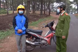 Nam thanh niên cởi quần, khoe "của quý" trước du khách