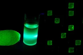 Thẻ tơ tằm huỳnh quang giúp phát hiện thuốc giả bằng điện thoại thông minh