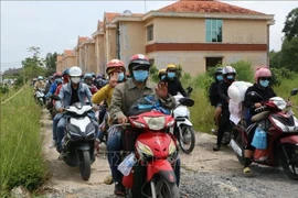 Việc di chuyển tự phát của người dân gây nguy cơ bùng phát dịch cho một số địa phương.