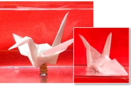 2 con hạc origami cổ điển được làm từ giấy phủ Choetsu (trái) và không tráng (phải). Ảnh: © 2022 Hiroi et al.
