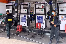 Cảnh sát phong tỏa cây xăng, bắt chủ doanh nghiệp ở Đồng Nai
