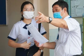 Phụ huynh Sài Gòn bất an khi con thi THPT đợt 1