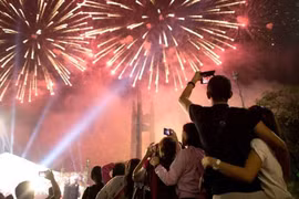 Không đứng gần chỗ đốt pháo hoa