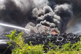 Video: Xưởng lốp xe trên quận 12, TPHCM bùng cháy dữ dội