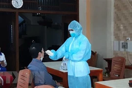 Giám sát chặt chẽ người tiếp xúc với bệnh nhân dương tính trở lại