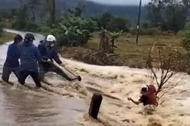 Thót tim người phụ nữ bị lũ cuốn trôi, thoát chết trong gang tấc