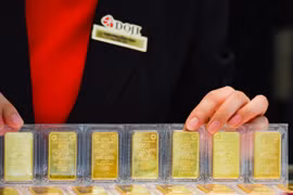 Giá USD điều chỉnh cao, vàng bật tăng theo đà thế giới