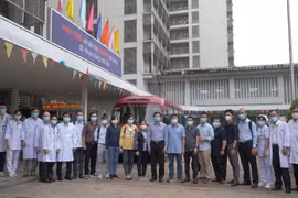 Những chuyên gia điều trị COVID-19 hàng đầu của Chợ Rẫy lên đường đến Bắc Giang