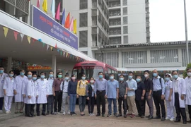 Những chuyên gia điều trị COVID-19 hàng đầu của Chợ Rẫy lên đường đến Bắc Giang