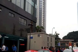 Không đồng ý mức phí cao, cư dân Golden Palm bị chặn ô tô xuống hầm