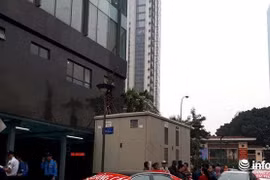 Không đồng ý mức phí cao, cư dân Golden Palm bị chặn ô tô xuống hầm