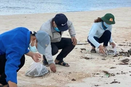 Thu gom dầu loang dọc 5km bờ biển tránh ô nhiễm môi trường