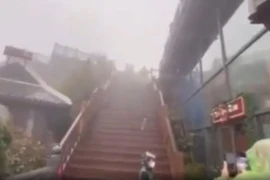 Nóc nhà Đông Dương Fansipan bất ngờ có mưa tuyết