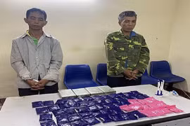 2 đối tượng Phạm Văn Hữu và Sồng A Cho cùng tang vật vụ án. Ảnh: Công an tỉnh Sơn La.