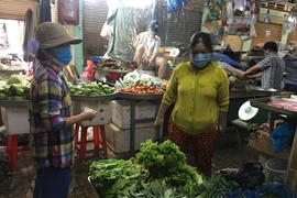 Nếu mua rau, củ quả tại các chợ truyền thống nên chọn các quầy bán không gần những khu vực có nguy cơ ô nhiễm cao.