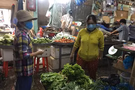 Nếu mua rau, củ quả tại các chợ truyền thống nên chọn các quầy bán không gần những khu vực có nguy cơ ô nhiễm cao.