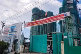 Bỏ thi thể vào cốp xe chở đến bàn giao cho gia đình