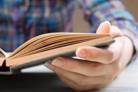 Nghĩ trẻ nên lười đeo kính