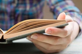 Nghĩ trẻ nên lười đeo kính