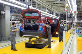 Công nhân làm việc tại Nhà máy sản xuất ôtô VinFast. (Ảnh: TTXVN)