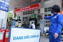 Giá xăng giảm lần đầu tiên sau 5 tháng