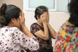 Năng lượng bàn tay phục hồi sức khỏe mắt