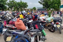 Cả ngàn công nhân lao động lỉnh kỉnh đồ đạc về quê. Ảnh: Công an cung cấp.