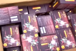 Số hàng hóa nhãn hiệu cafe Hoàng Gia nghi có chất cấm của Công ty TNHH dược mỹ phẩm Lasva bị Công an TP Hà Nội thu giữ.