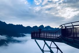 Yêu cầu thay tấm kính nứt vỡ ở cầu kính cao nhất Việt Nam