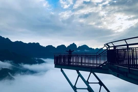 Yêu cầu thay tấm kính nứt vỡ ở cầu kính cao nhất Việt Nam