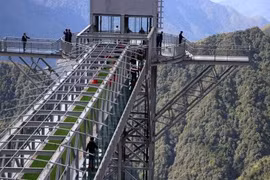 Video: Cận cảnh vết nứt trên cầu kính Rồng Mây