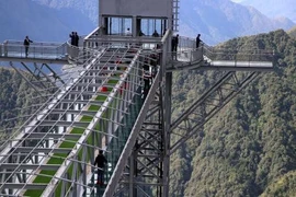 Video: Cận cảnh vết nứt trên cầu kính Rồng Mây