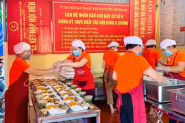 Công tác chuẩn bị thực phẩm nấu ăn hàng ngày phục vụ cán bộ, chiến sĩ và các trường hợp F1 cách ly tập trung.