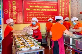 Công tác chuẩn bị thực phẩm nấu ăn hàng ngày phục vụ cán bộ, chiến sĩ và các trường hợp F1 cách ly tập trung.