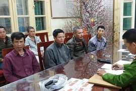 “Cò mồi” đeo bám khách du lịch và nguy cơ gây tai nạn giao thông