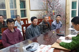 “Cò mồi” đeo bám khách du lịch và nguy cơ gây tai nạn giao thông