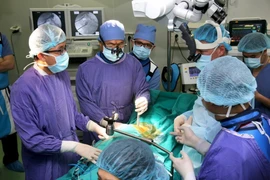  Theo dõi biến chứng sau mổ cột sống