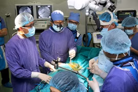  Theo dõi biến chứng sau mổ cột sống