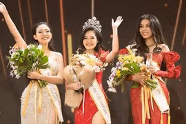 Nông Thúy Hằng (giữa) trong đêm đăng quang. Ảnh: Hoa hậu các dân tộc Việt Nam