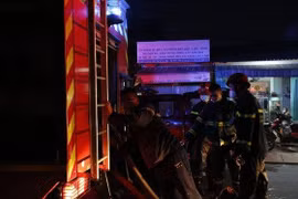 Lực lượng chức năng có mặt kịp thời, khống chế vụ cháy tại Công ty CP Kỹ nghệ thực phẩm Việt Sin.